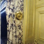 Plinthe en brèche violette en raccord avec le vrai marbre de la cheminée, patine et filets à la feuille d'or sur les murs