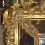 Détail d'un cadre en bois doré après restauration