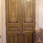 Ornements et filets de bronzine sur portes