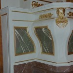 Faux marbres et dorure sur l'autel d'une église